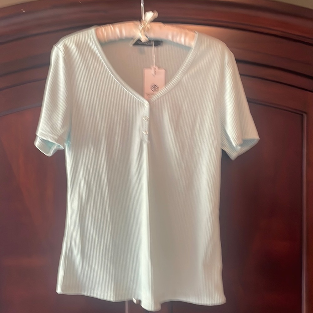 Ribbed soft green t-shirt. Size L.